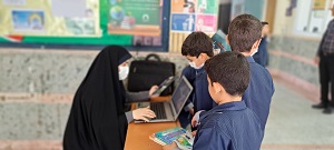 نمایشگاه کتاب و امانت کتاب به اعضا در مدرسه میزرای قمی