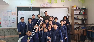 عکس یادگاری در برنامه کتابخانه سیار مدرسه میرزای قمی